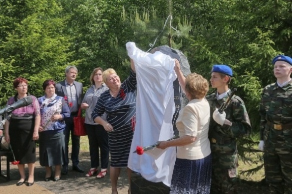 Открытие памятного знака в честь перехода 12 марта 1942 года партизанского продовольственного обоза для блокадного Ленинграда