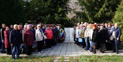 Возложение цветов и венков к памятнику жителям села Новоживотинное Воронежской области.