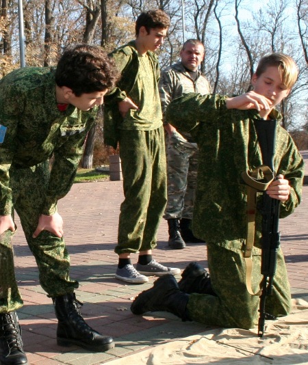 Соревнование на скорость по разборке и сборке автомата Калашникова