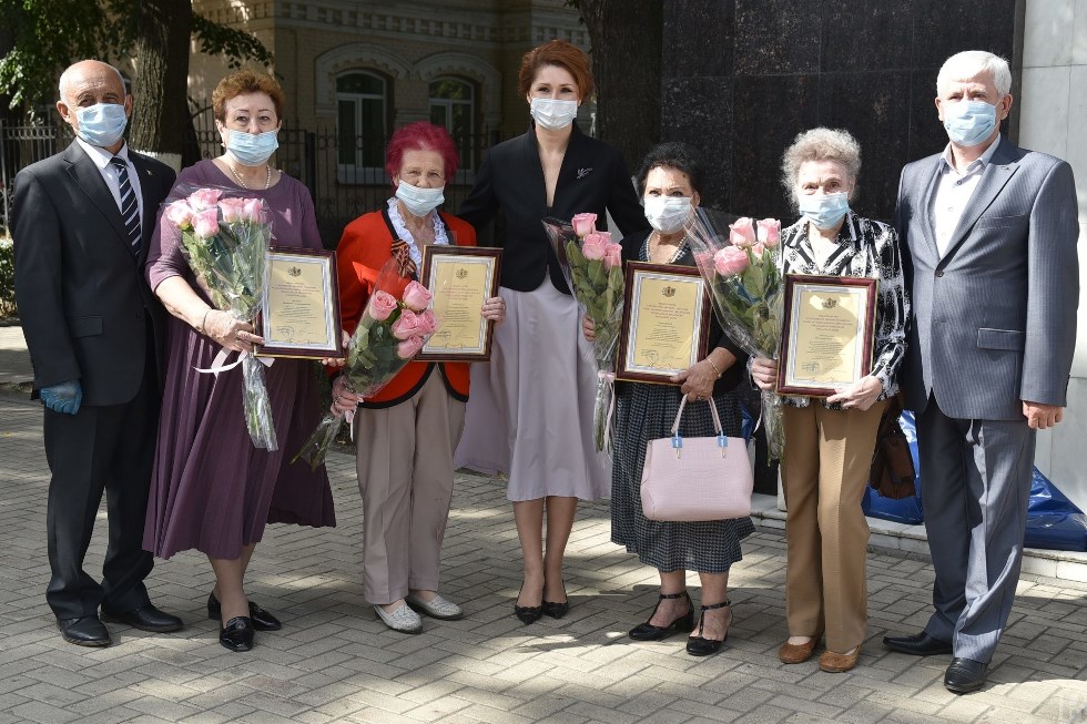 На снимке слева направо: Виктор Леонидович Янаки – председатель правления Рязанского областного отделения Российского фонда ветеранов; Валентина Александровна Грачёва – председатель совета ветеранов Октябрьского района; Александра Ивановна Репченкова – председатель Совета ветеранов Московского района; Юлия Владимировна Рокотянская – глава муниципального образования, председатель Рязанской городской думы; Ольга Анатольевна Арендарёва – председатель Совета ветеранов Советского района; Антонина Андреевна Булатникова – заместитель председателя Совета ветеранов Железнодорожного района; Валерий Иванович Конопацкий – председатель Рязанской городской организации Всероссийской общественной организации ветеранов (пенсионеров) войны, труда, Вооруженных сил и правоохранительных органов