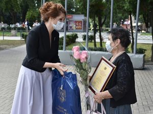 Юлия Владимировна Рокотянская вручает благодарственное письмо, цветы и подарок Валентине Александровне Грачёвой