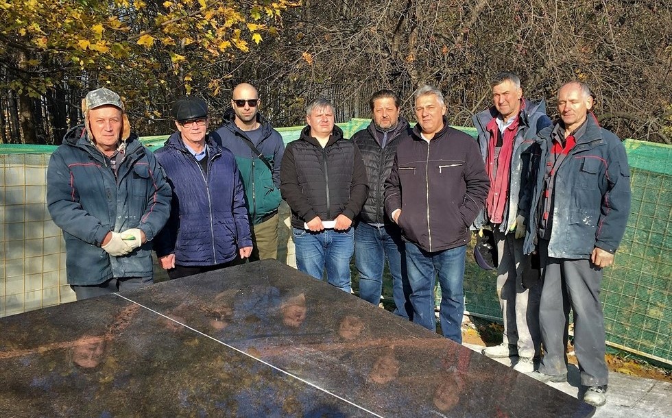 На снимке (слева направо): мастер по укладке гранитных плит А.А. Ващенко, генеральный директор ООО «РОКИ ЛТД» Ю.В. Глазков, скульптор Г.Л. Гарибян, главный инженер ООО «РОКИ ЛТД» М.В. Глазков, начальник отдела ООО «ТРАНССТРОЙ» О.П. Осипов, прораб И.И. Борискин, мастера по укладке гранитных плит С.И. Валов и Е.А. Холодков