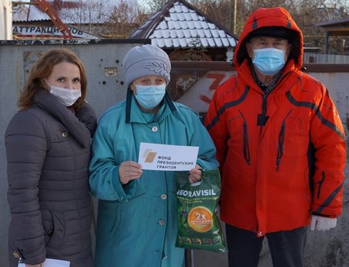 Активисты разносят благотворительные наборы ветеранам по месту жительства.