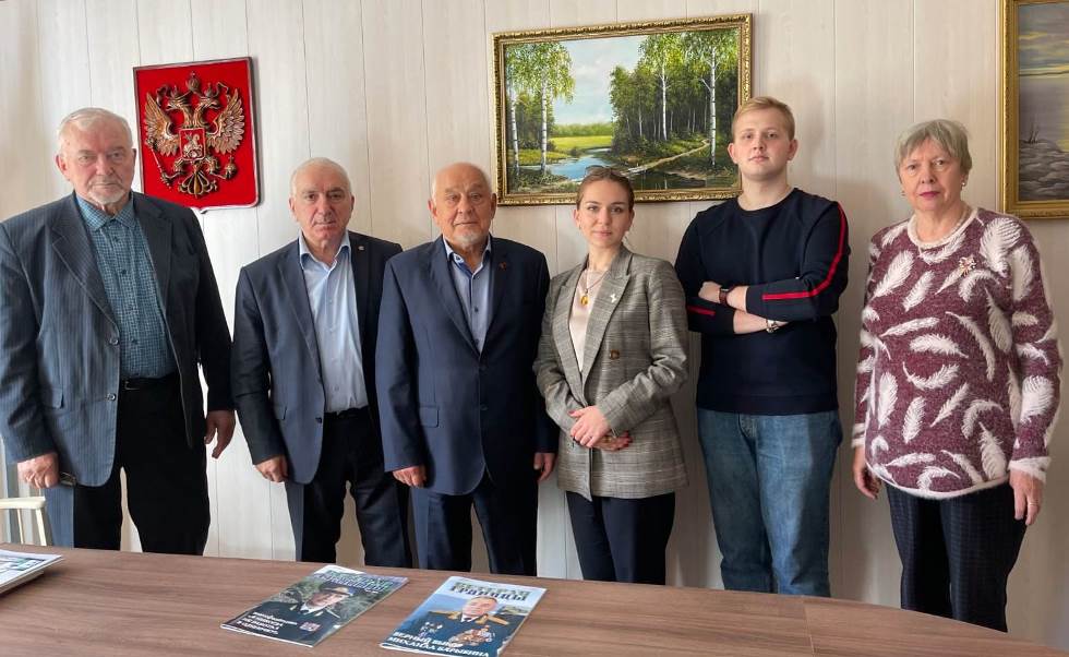 На снимке (слева направо): заместитель председателя Фонда Анатолий Качко, первый заместитель председателя Фонда Левон Гарибян, председатель Фонда Иннокентий Налётов, представители волонтёрского центра РГСУ Ксения Шабанова и Дмитрий Лобанов, волонтёр Фонда Галина Индюхова
