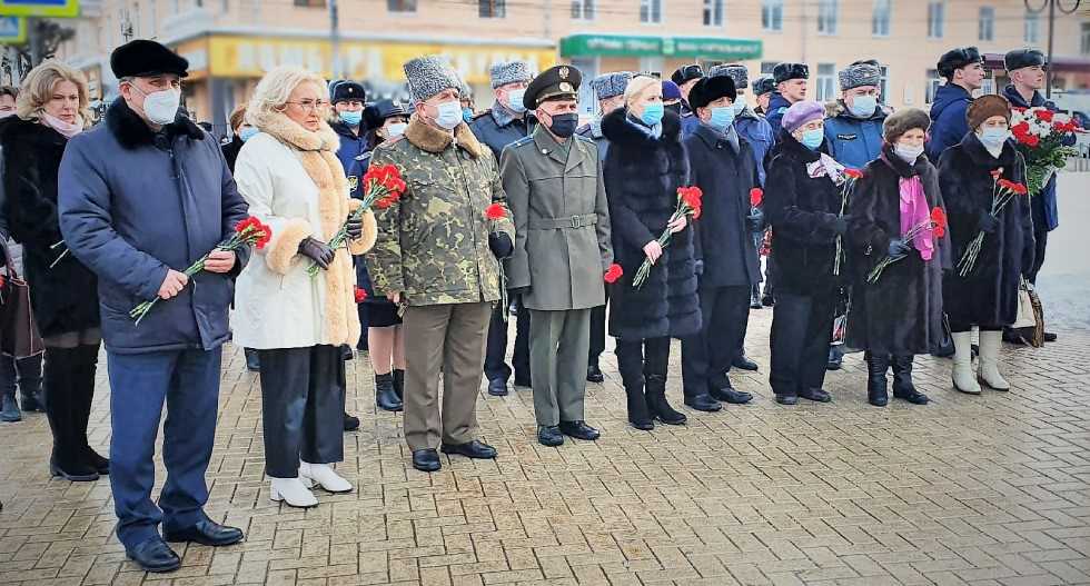 ЦВЕТЫ И ПОДАРКИ – УЧАСТНИКАМ СТАЛИНГРАДСКОГО СРАЖЕНИЯ