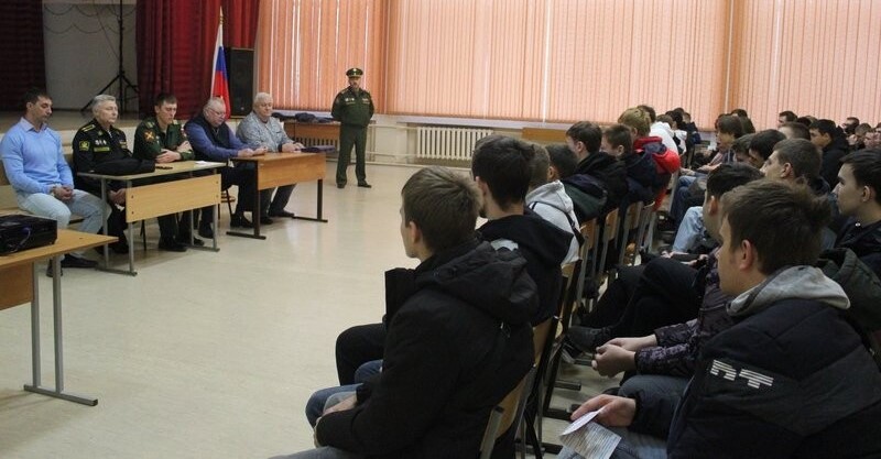 Руководитель Ульяновского областного отделения Российского фонда ветеранов капитан 2 ранга запаса Александр Емелькин  и сотрудники Центра патриотического воспитания Ульяновской области организовали и провели со студентами старших курсов Димитровградского технико-экономического колледжа круглый стол