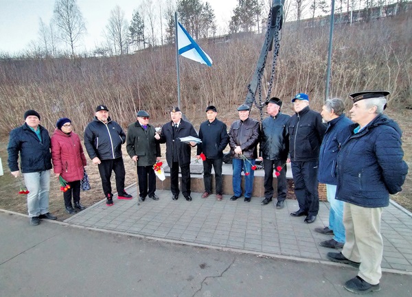 В КИРОВЕ ВСПОМИНАЛИ ПОГИБШИХ ПОДВОДНИКОВ.