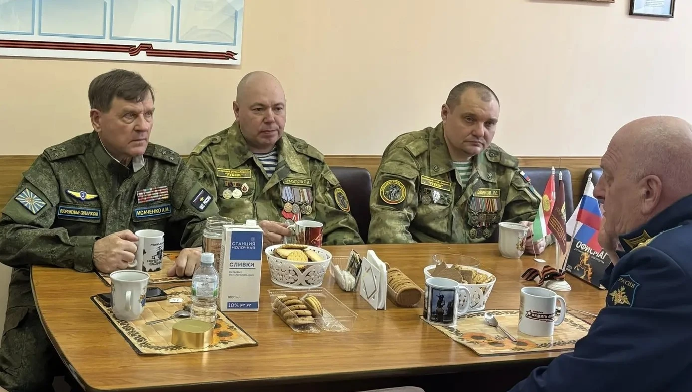 На снимке: Анатолий Исаченко Сергеем Демидовым и Романом Новиковым из поискового отряда «Рубеж» патриотического объединения «Память» на встрече с ветеранами СВО.