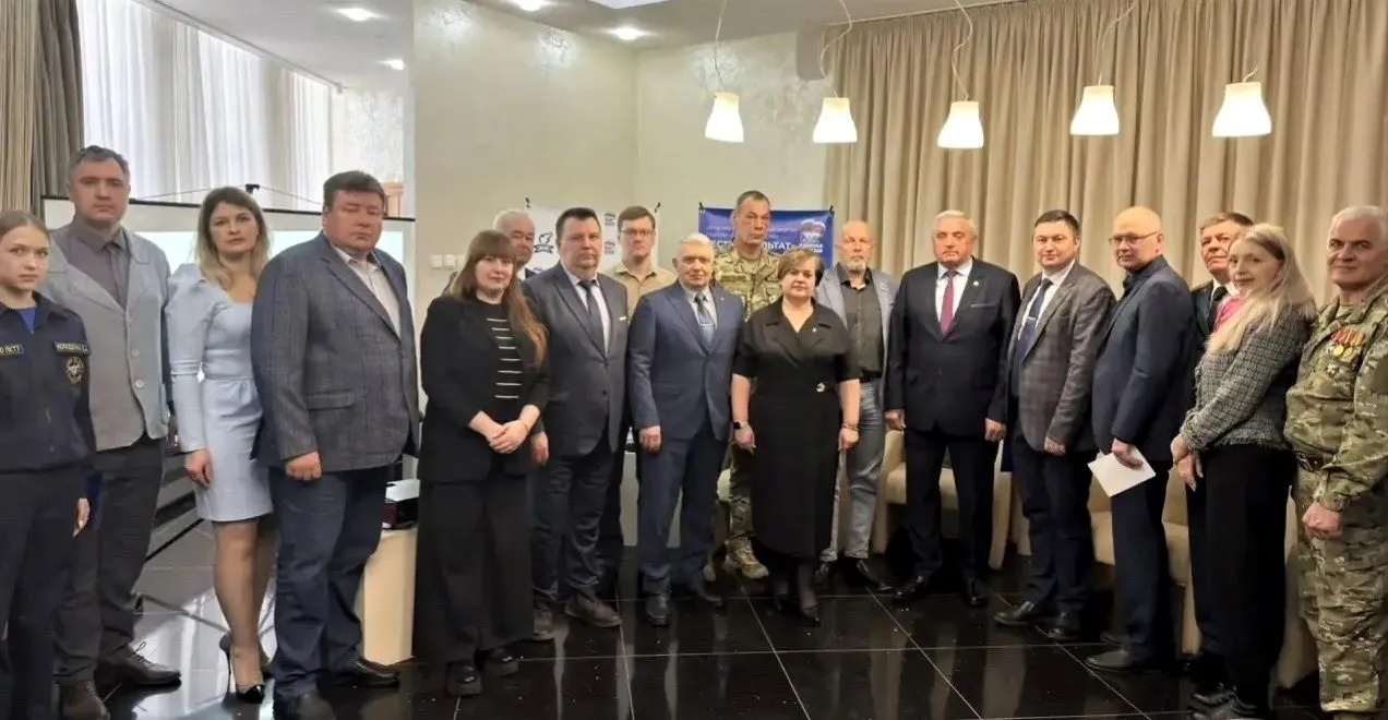 На снимке: председатель Пензенского регионального отделения Российского фонда ветеранов полковник в отставке Анатолий Цыкалов (шестой справа) с участниками тематической площадки «Историческая правда».