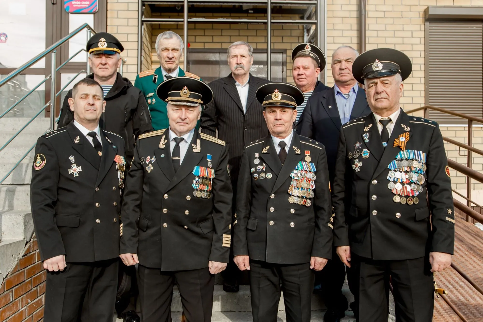 На снимке: ветераны-подводники во главе с председателем Ульяновского областного отделения Российского фонда ветеранов капитаном 2 ранга запаса Александра Емелькина (второй слева в первом ряду) на пороге школы №86 имени контр-адмирала И.И. Вереникина.