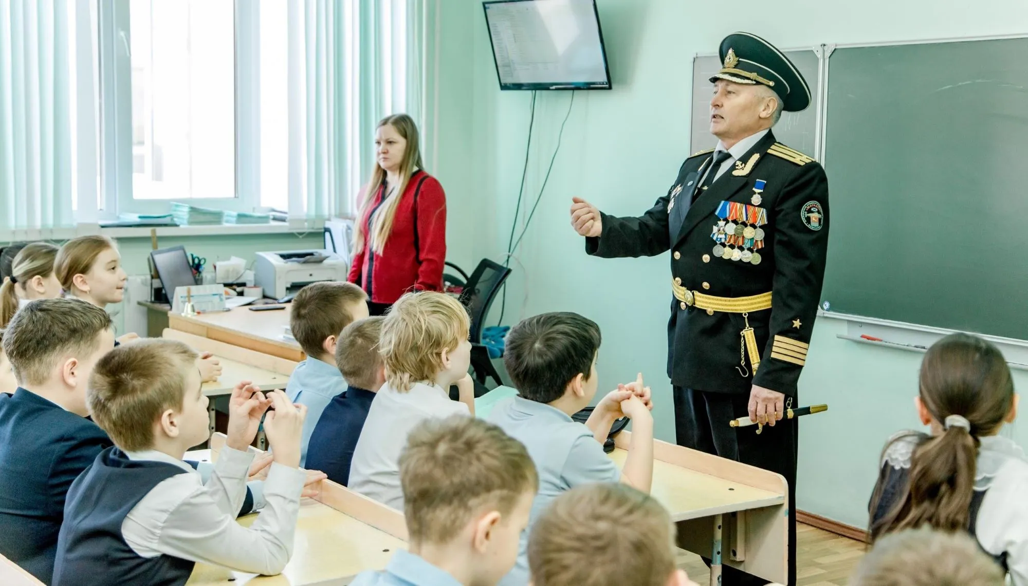 На снимке: Александр Емелькин проводит урок мужества.