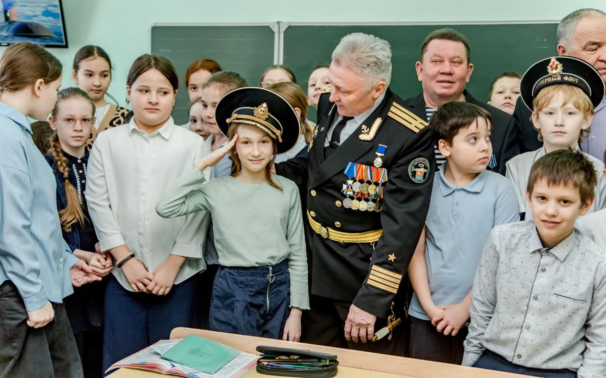 На снимке: девочки тоже хотят служить на флоте.