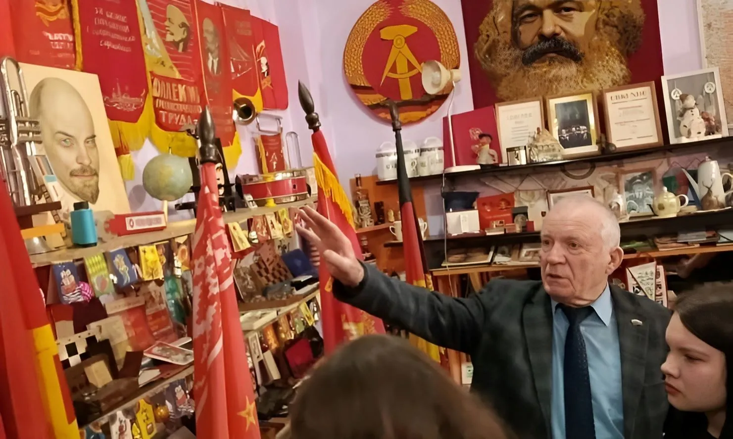 На снимке: представитель Российского фонда ветеранов Владимир Чикильдик проводит экскурсию в своём музее для воспитанников Центра помощи детям.