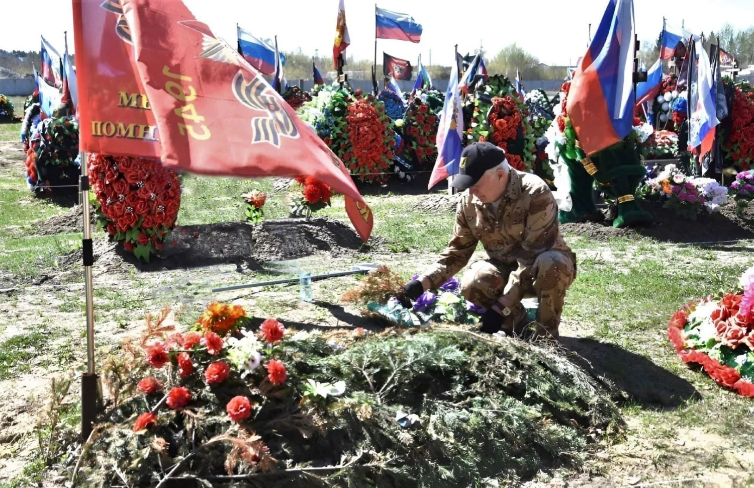 На снимке: представитель Российского фонда ветеранов в Алтайском крае майор в отставке Владимир Чикильдик во время приведения в порядок мест захоронений бойцов Красной армии на военно-мемориальном участке Власихинского кладбища.