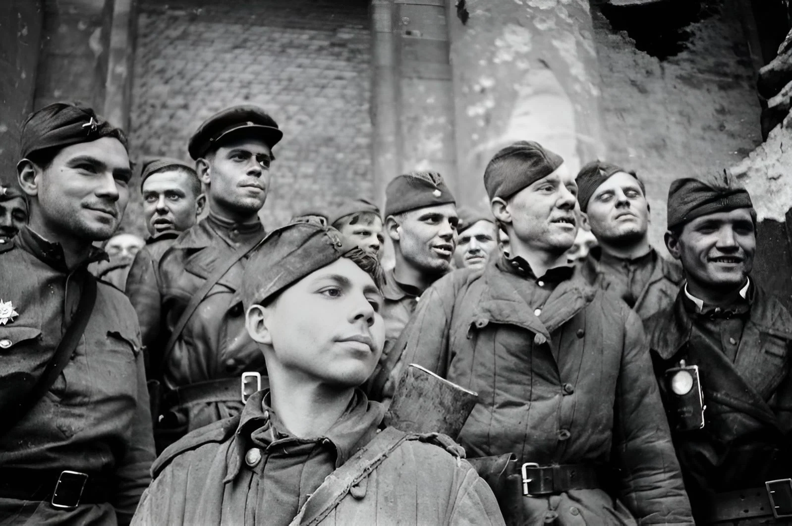 На историческом снимке военного фотокорреспондента Александра Капустянского, сделанном 2 мая 1945 года, группа пешей разведки лейтенанта Семёна Сорокина на ступенях рейхстага. На переднем плане красноармеец Григорий Булатов, первым водрузивший знамя 674-го стрелкового полка на крыше рейхстага. Слева направо: парторг Виктор Правоторов, лейтенант Семён Сорокин (в кожаной трофейной куртке), Иван Лысенко, Степан Орешко (с фонарем на груди). Снимок был опубликован в первом издании книги «Воспоминания и размышлений» Георгия Жукова.