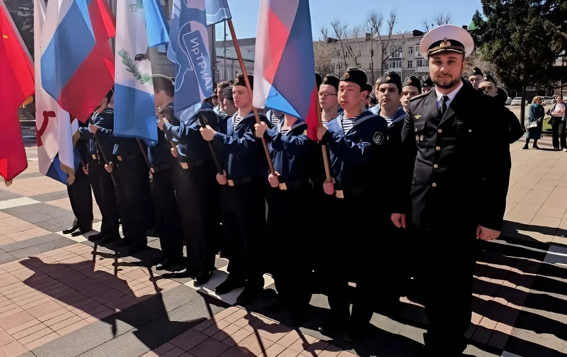 На снимке: гардемарины Навигацкой школы имени адмирала И.И. Налётова со своим руководителем Денисом Борисовым.