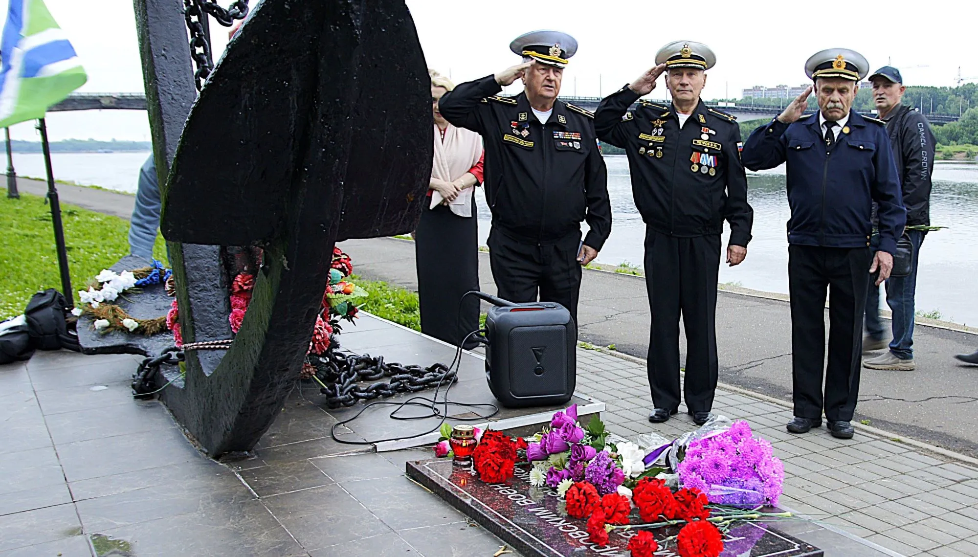 Участники митинга у памятного знака «Якорь» 22 июня 2026 г.
