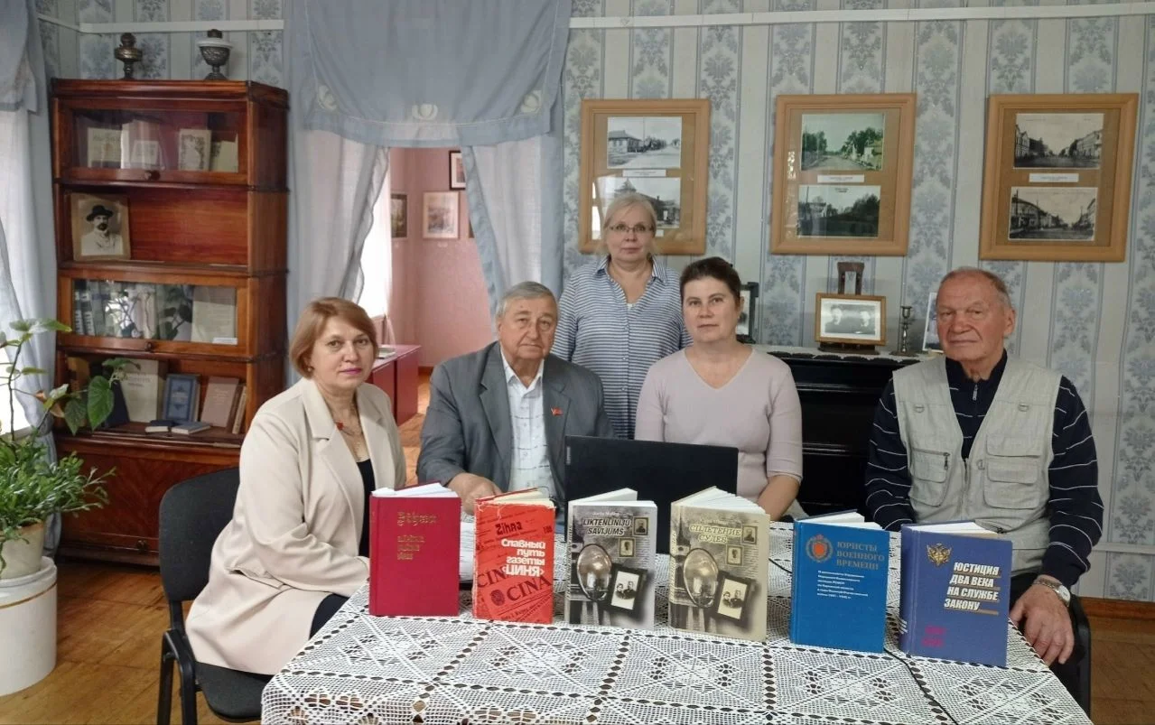 На снимке: в доме-музее Яна Райниса в городе Слободском (слева направо): директор Слободского музейно-выставочного центра Светлана Чеглакова, Юрий Малых, заведующая Домом-музеем Яна Райниса Елена Зорина, лектор-экскурсовод Светлана Попова, советник председателя Российского фонда ветеранов Виктор Вятчанин.