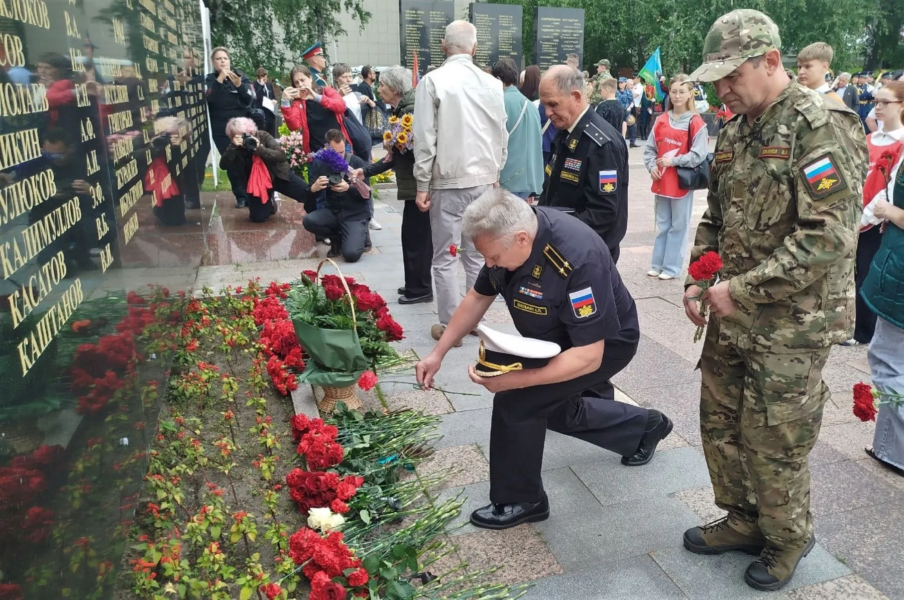 Председатель Ульяновского областного отделения Российского фонда ветеранов капитан 2 ранга запаса Александр Емелькин возлагает цветы к подножию Обелиска Славы.