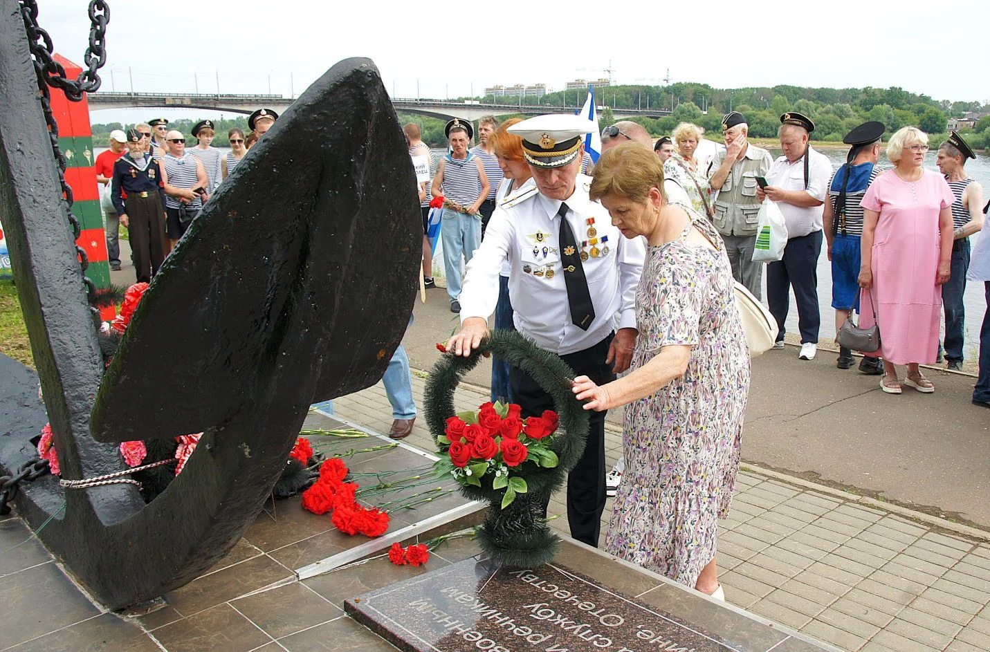 На снимке: возложение цветов к подножию памятного знака «Якорь». Фото Виктора ПЕТРОВА.