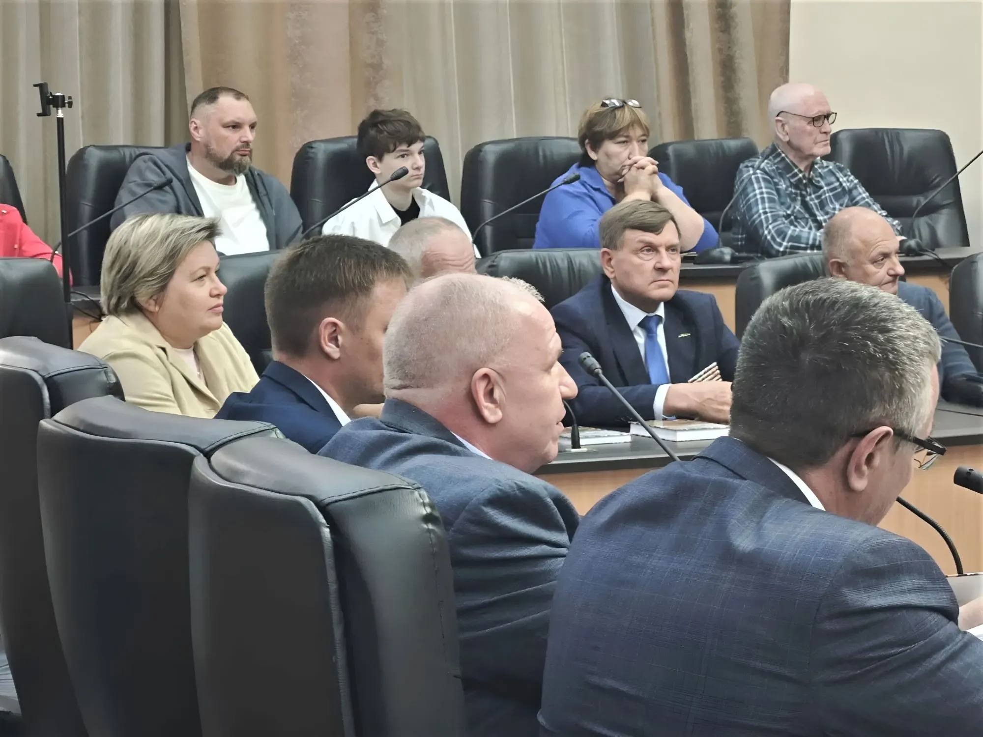 На снимке: (в первом ряду второй справа): представитель Российского фонда ветеранов в Калужской области полковник в отставке Анатолий Исаченко.