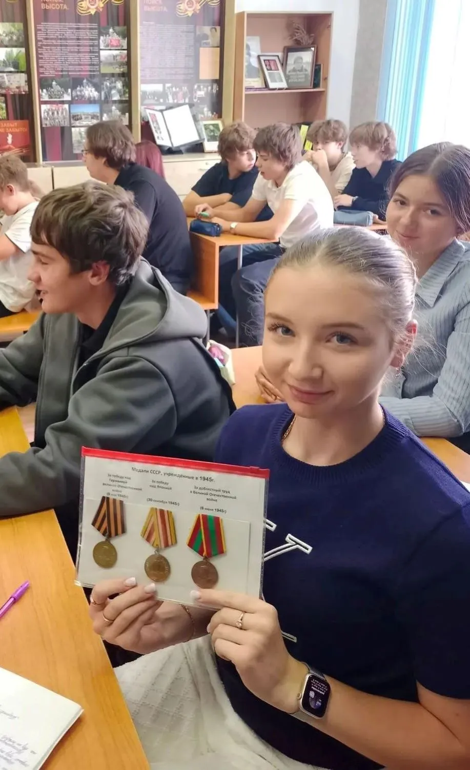 На снимке (в центре) представитель Российского фонда ветеранов в Ленинградской области Юрий Олейник.